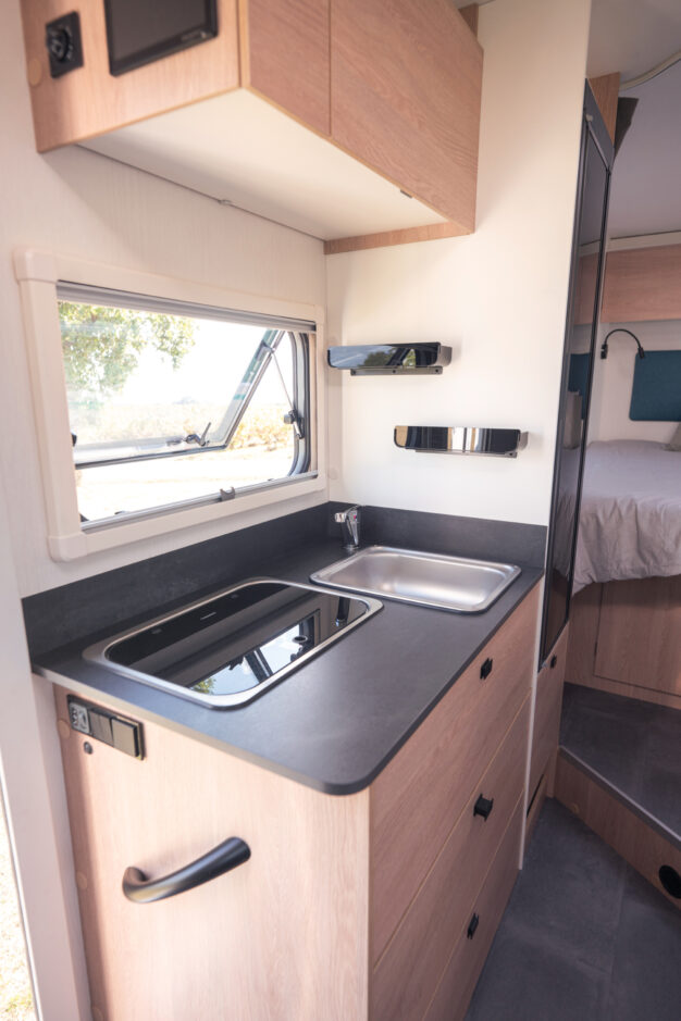 Nouvelle cuisine avec portes épices des camping-cars Joa Camp, fabriqué en France
