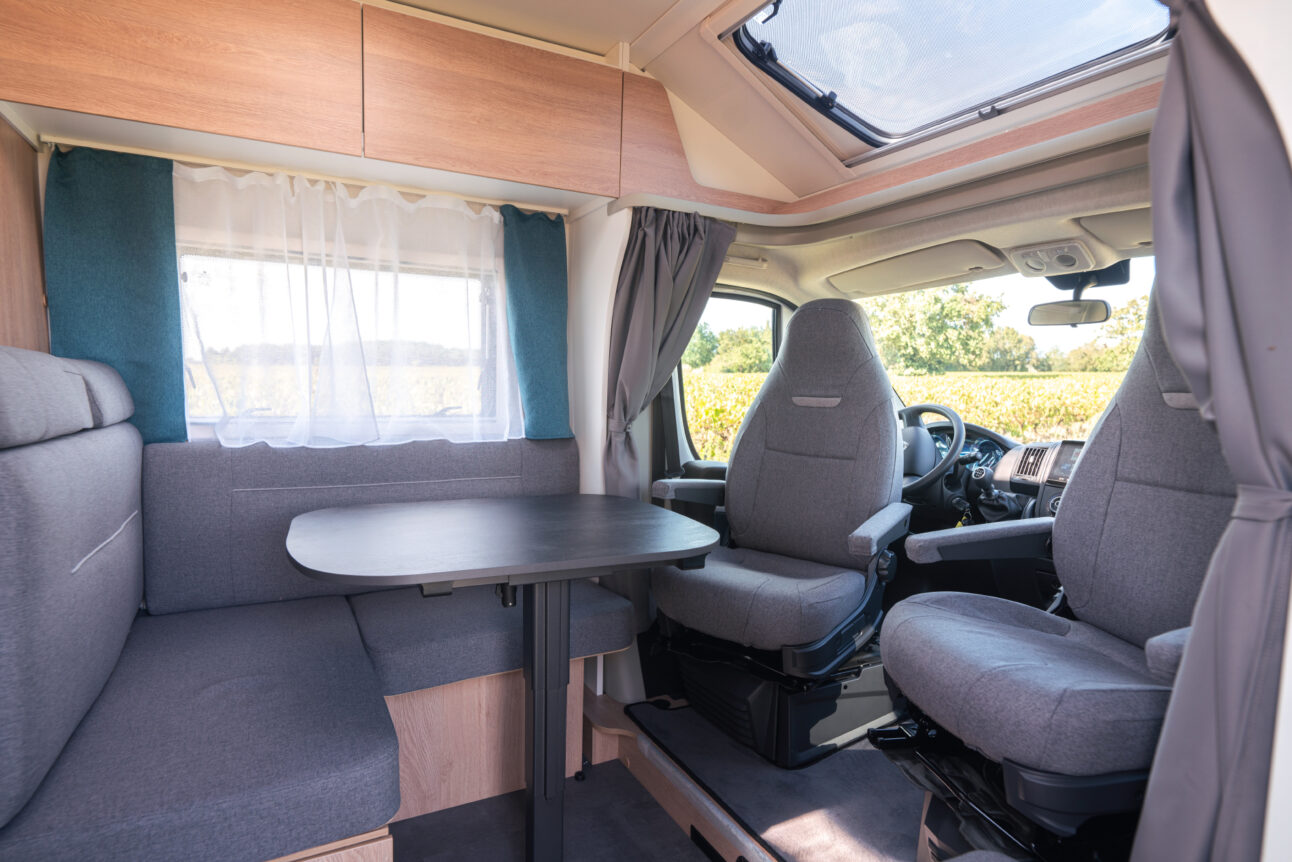 Grand salon des camping-cars Joa Camp, peut accueillir 5 personnes confortablement