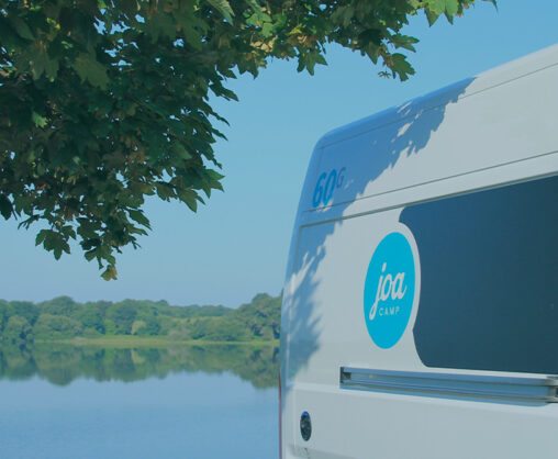 vue sur lac avec un fourgon aménagé joa camp