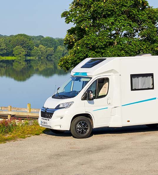 se garer près d'un lac en camping car