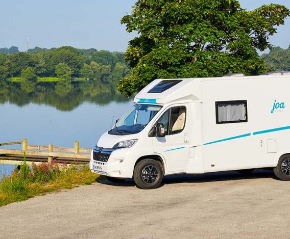 se garer près d'un lac en camping car