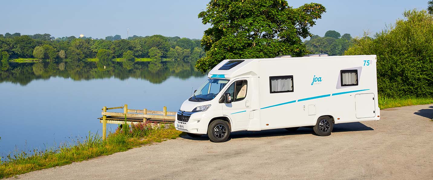 se garer près d'un lac en camping car