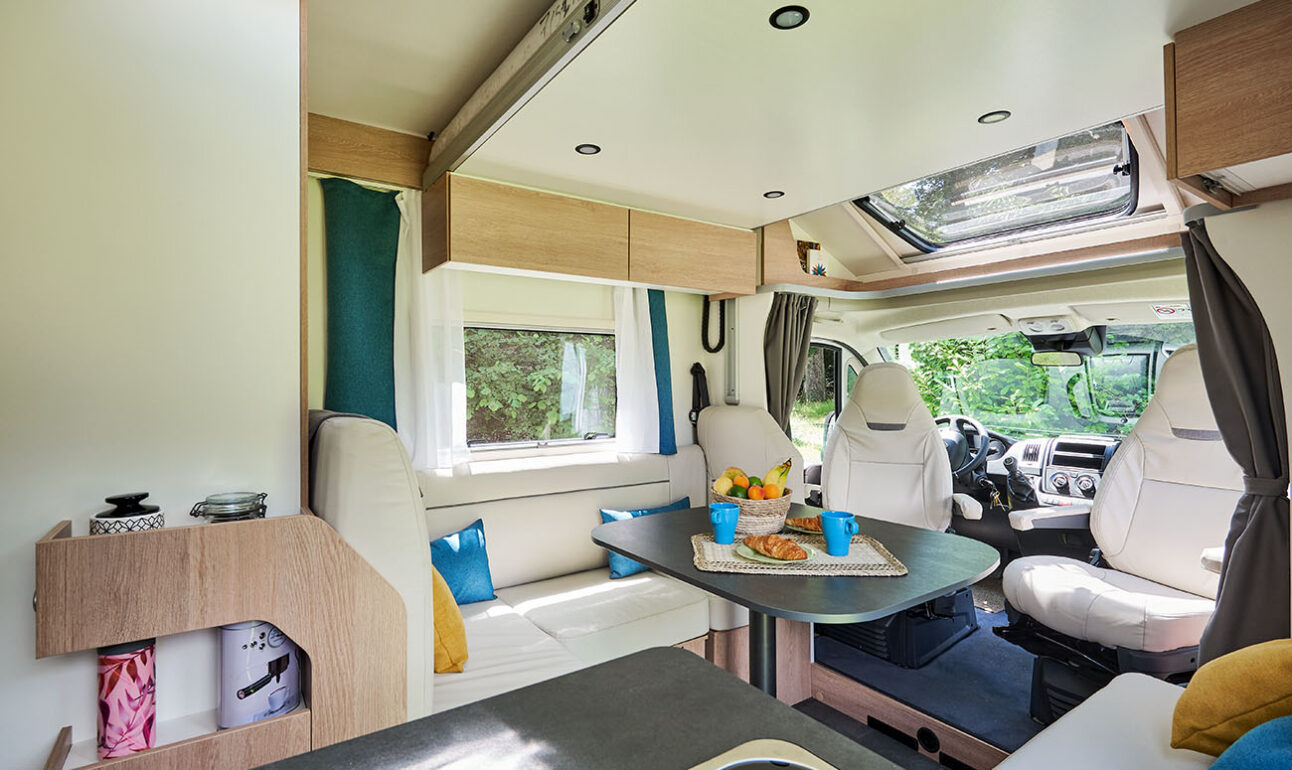 grand salon avec banquette en L camping car joa camp