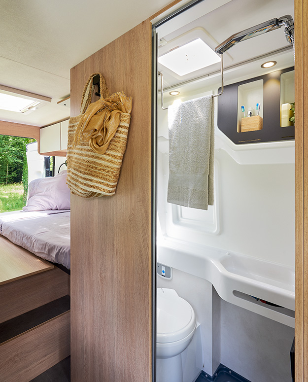 salle de bain fourgon aménagé joa camp