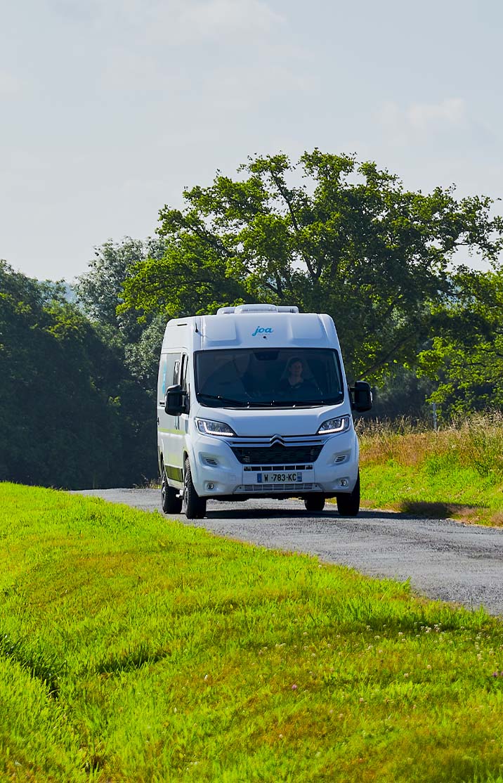 fourgon aménagé joa camp sur la route