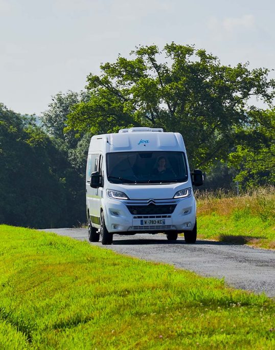 fourgon aménagé joa camp sur la route