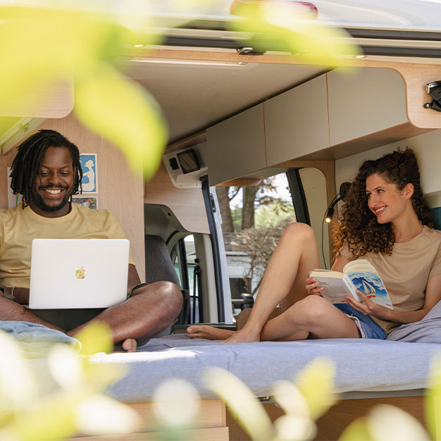 Lit très confortable dans un fourgon aménagé Joa Camp