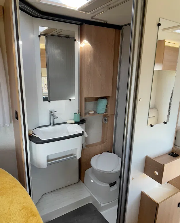 Salle d'eau d'un camping car Joa Camp