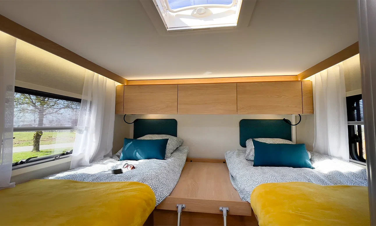 Chambre avec lits jumeaux d'un camping-car Joa Camp