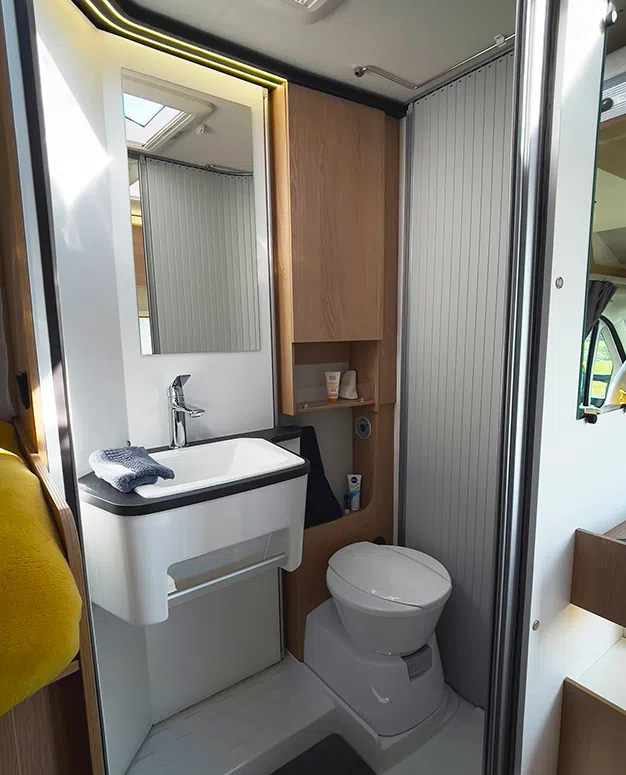 Salle d'eau d'un camping-car Joa Camp