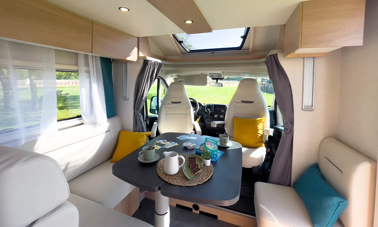 Salon d'un camping-car Joa Camp