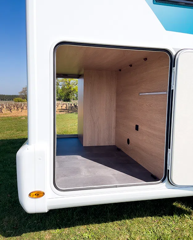 Soute traversante d'un camping-car Joa Camp